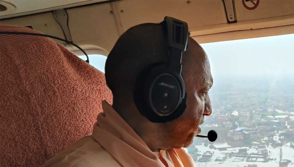 बक्शी का तालाब क्षेत्र में बाढ़ प्रभावितों के बीच पहुंचकर बातचीत की, दुख-दर्द जाना और राहत सामग्री वितरित की