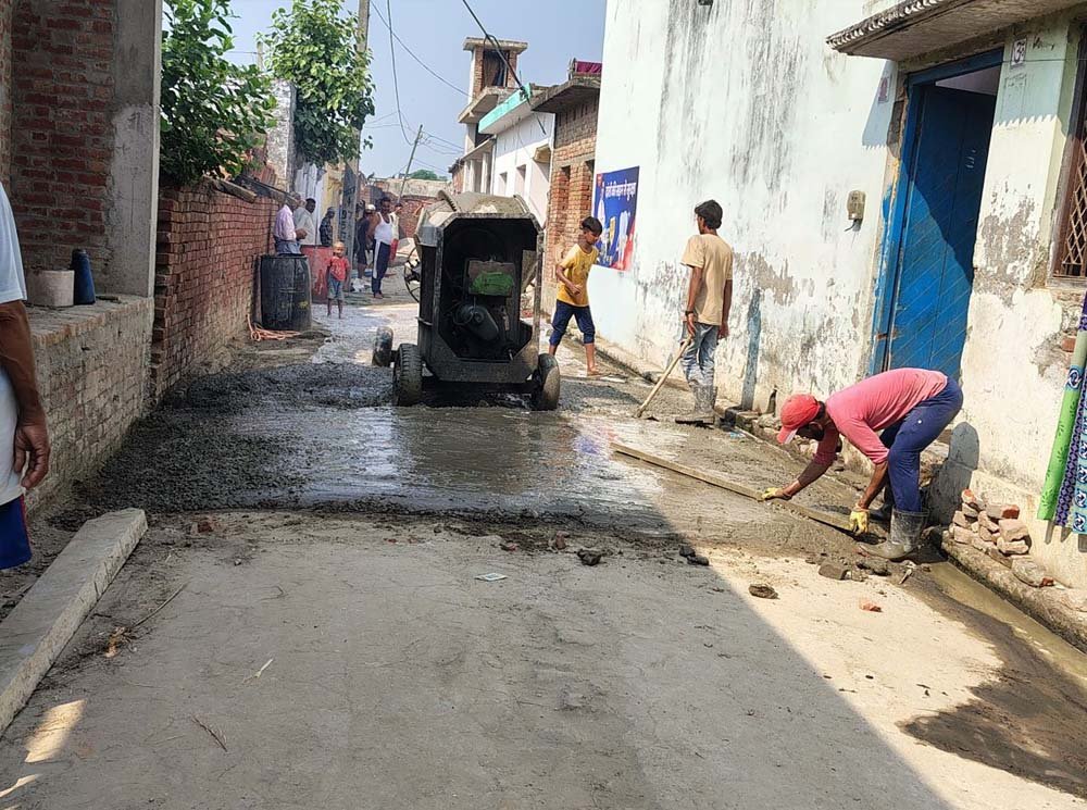 दुर्ग में सीमेंट सड़क की गुणवत्ता पर सवाल, महापौर ने जिम्मेदारों को फटकारा