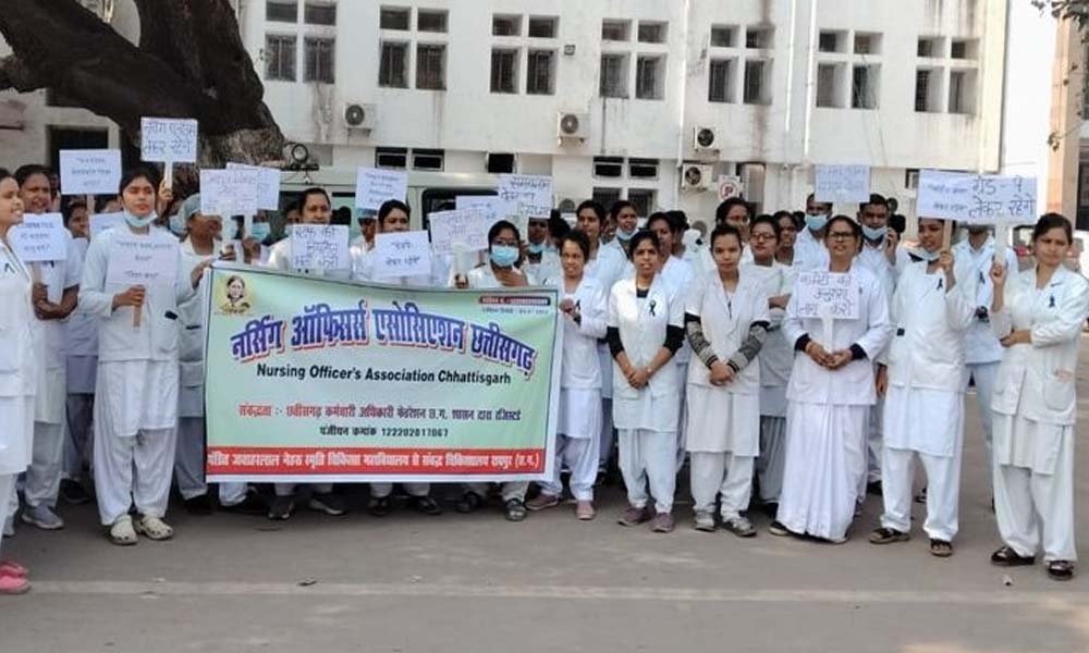 दो मांगों को लेकर सड़कों पर उतरीं नर्सें, CG में आंदोलन से बढ़ी हलचल