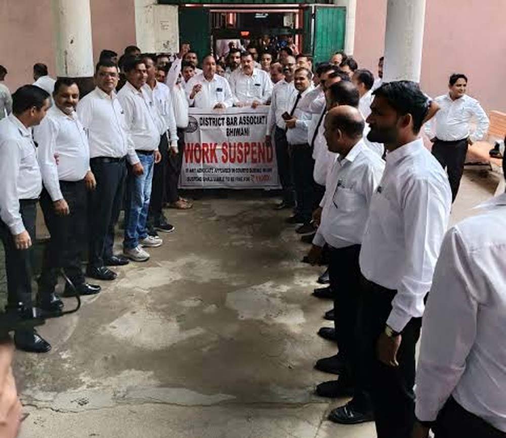 गुरुग्राम जिला अदालत में वकीलों का विरोध तेज, गिरफ्तारी की मांग को लेकर कामकाज बंद