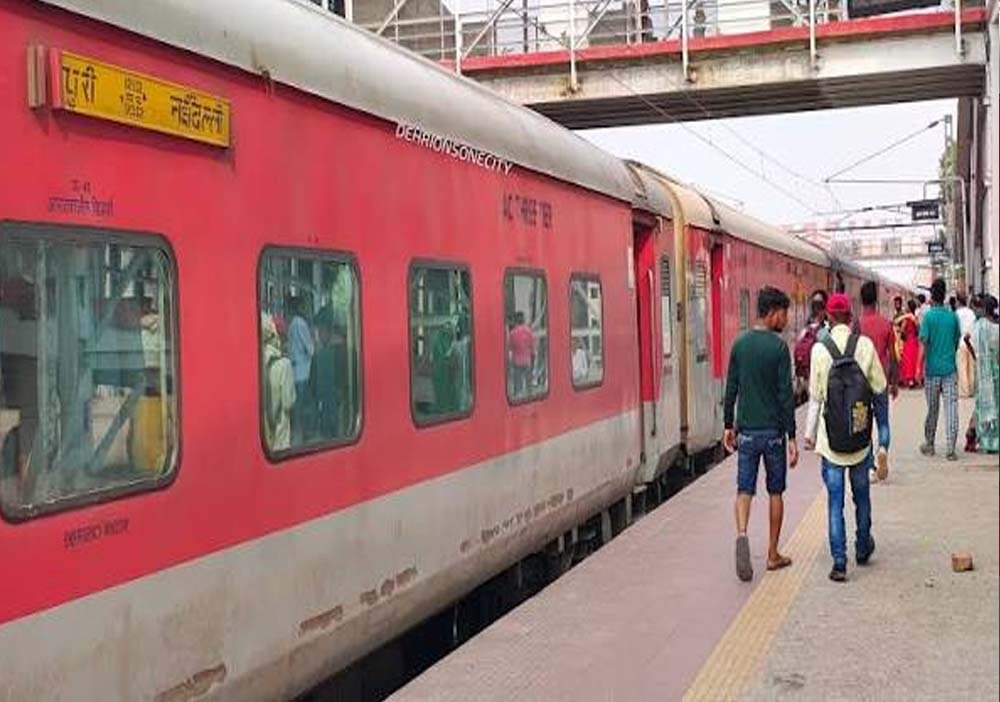 त्योहारी सीजन में ट्रेन यात्रियों की बल्ले-बल्ले, मंडोर एक्सप्रेस में बढ़ेंगे AC कोच; साबरमती-दिल्ली स्पेशल ट्रेन शुरू