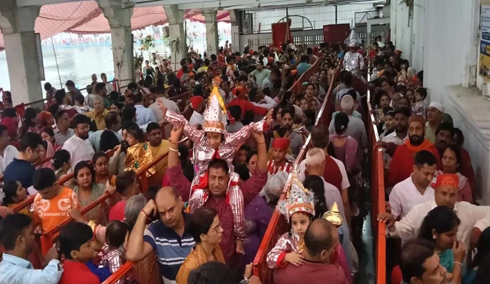 Punjab News: संतान सुख मिलने पर निभाई आस्था की परंपरा, अमृतसर में बच्चों ने धारण किया ‘लंगूर का बाना’