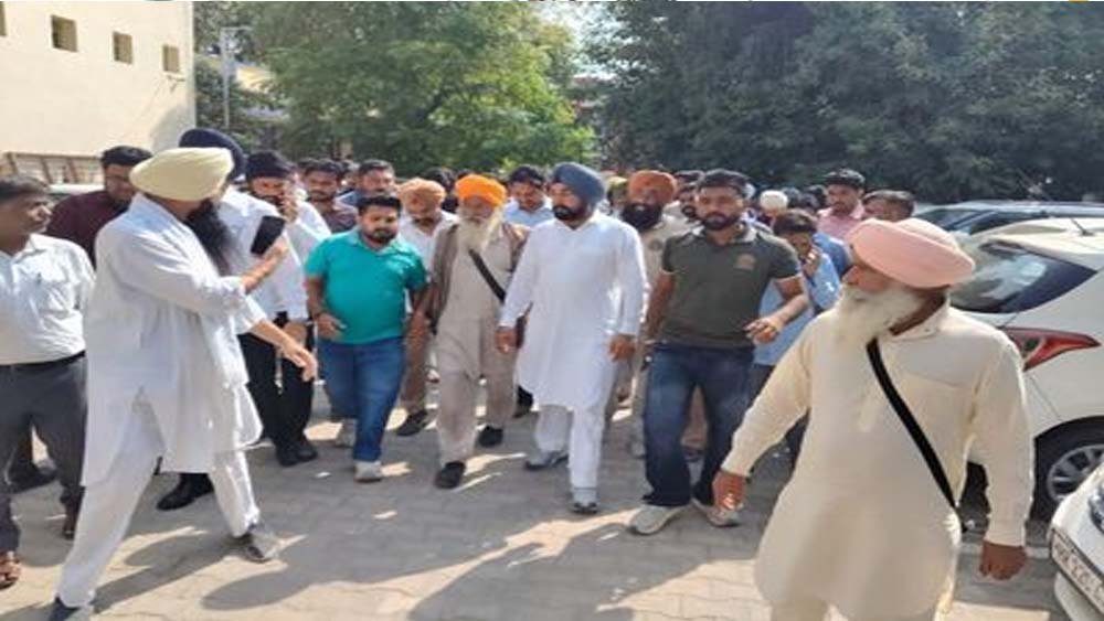 परविंदर सिंह झोटा की हत्या के खिलाफ सड़कों पर उतरे लोग, फरीदकोट में BJP प्रधान को हिरासत में लिया गया