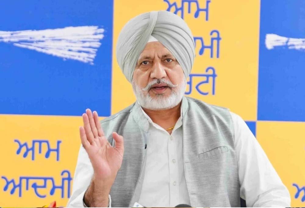 सुखबीर बादल पर AAP के सवाल, बहरीन से पत्नी और गाड़ी से जुड़ा मुद्दा गरमाया