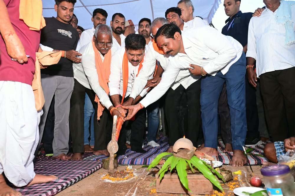 दो सीसी सड़क सह नाली निर्माण कार्यों का भूमिपूजन के साथ ही निर्माण कार्य प्रारंभ