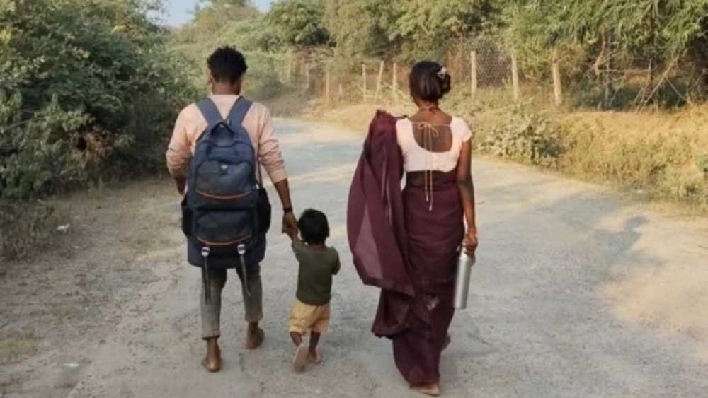 झांसी से मैहर तक पैदल पहुंचा परिवार, तीन साल के बेटे के साथ 150 किमी चलने की बताई वजह